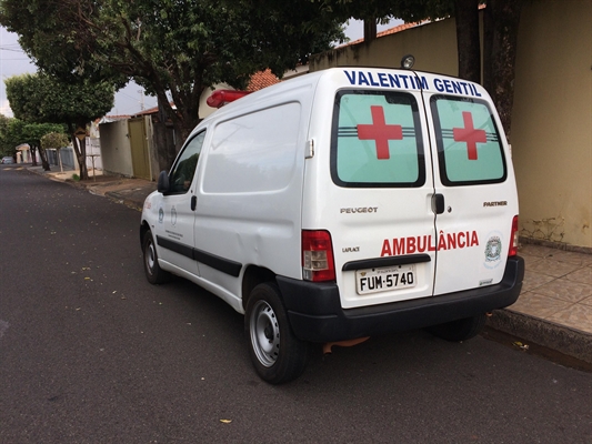 Uma pessoa desconhecida teria subtraído a ambulância, uma caminhonete Peugeot, de cor branco, em Valentim Gentil (Foto: Aline Ruiz/A Cidade)