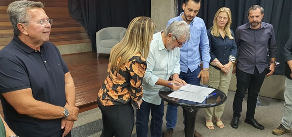 O prefeito Jorge Seba assinou ontem a ordem de serviço para interligação do Jardim Universitário com o São Cosme (Foto: A Cidade)