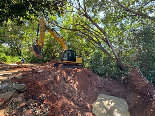 Uma casa construída de maneira irregular precisou ser demolida para a realização do reparo na rede de esgoto (Foto: Saev)