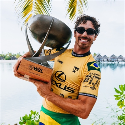 Yago Dora com o troféu e campeão mundial de surfe da etapa de 2025 (Foto: Reprodução/Instagram Yago Dora)