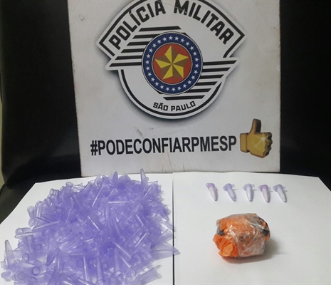 Os policiais militares apreenderam vários microtubos com cocaína e alguns vazios  (Foto: Divulgação/Polícia Militar)