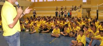 Maurício do vôlei fala aos jovens sobre o esporte