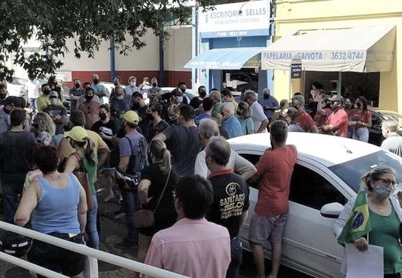 Manifestantes queriam convencer o prefeito Luis Henrique Moreira (PSDB) a "ajustar" formato de atendimento dos estabelecimentos (Foto: Reprodução/Foco News)