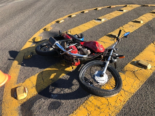 Moto ficou danificada após bater na traseira de um caminhão na rotatória do cruzamento da Rua São Paulo com a Itacolomi (Foto: A Cidade)