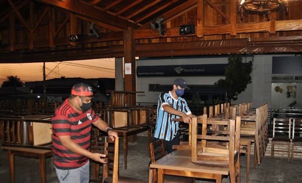  No restaurante Bendito Cupim, os funcionários estão reorganizando o espaço para a reabertura (Foto: A Cidade)