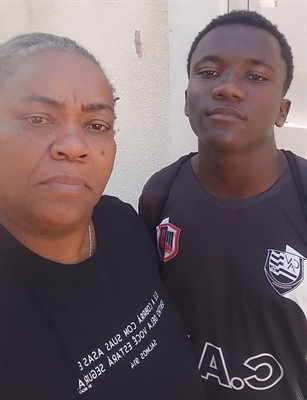 Raquel Rodrigues Silva e seu filho, o zagueiro José Miguel (Foto: Arquivo Pessoal)