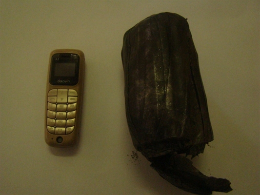  Microcelular foi apreendido com mulher na penitenciária de Riolândia (Foto: Divulgação/SAP) 