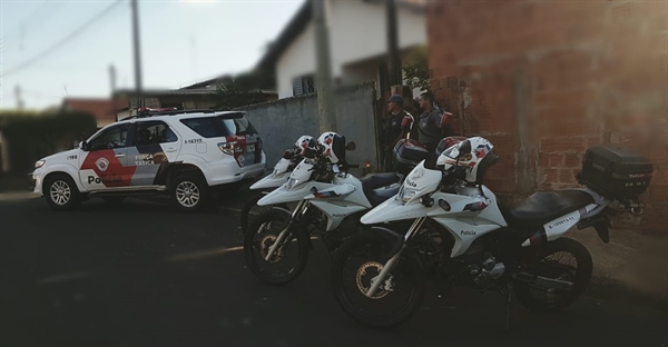 A ação realizada ontem resultou na apreensão de entorpecentes, além de dinheiro proveniente da venda de drogas (Foto: Divulgação/Polícia Militar)