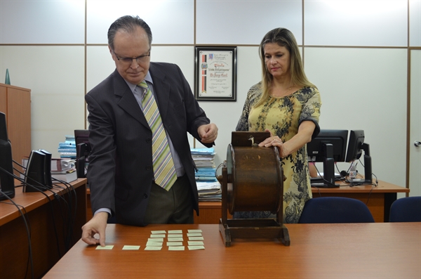 O juiz de Direito da 1º Vara Criminal da Comarca de Votuporanga, Jorge Canil, fez o sorteio dos 25 nomes na terça-feira (15) (Foto: Aline Ruiz/A Cidade)