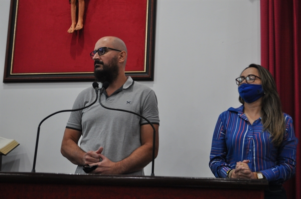 Na tribuna, Fernando Mota de Souza e Katiane de Oliveira Lima, representantes do grupo “Direita Votuporanga”, pediram um projeto de lei para proibir o passaporte sanitário (Foto: A Cidade)