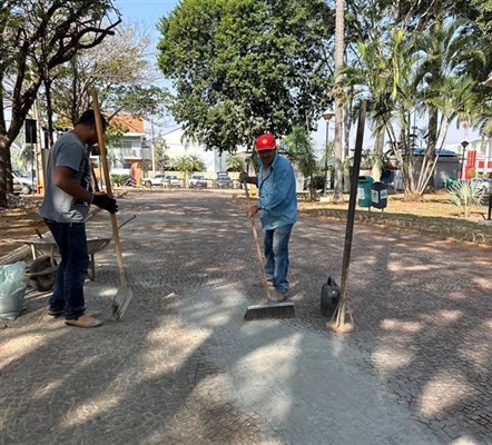 Reparo está sendo feito no piso através da colocação de pedras do tipo Petit Pave  (Foto: Prefeitura de Votuporanga)