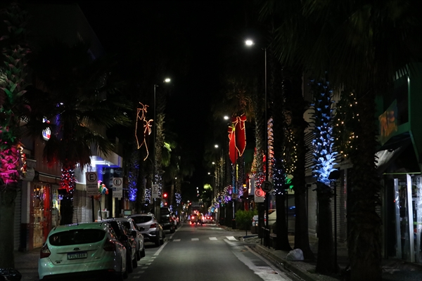 Os enfeites natalinos já decoram as ruas da área central da cidade e também o Parque da Cultura (Foto: Prefeitura de Votuporanga)