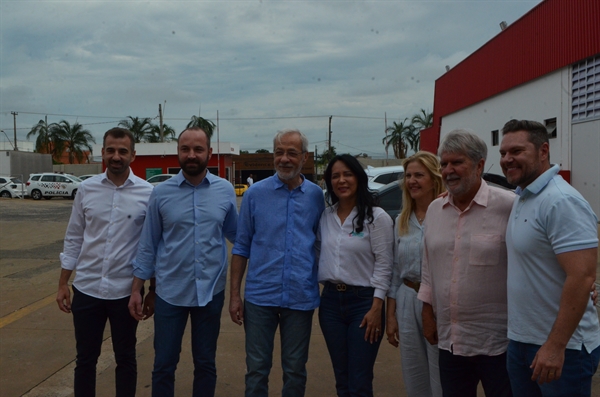 Cristiane Freitas realizou visita técnica nas carretas localizadas na indústria Facchini e no Parque da Cultura ontem (Foto: A Cidade)
