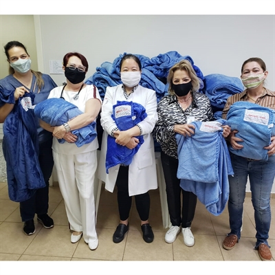 Nesta semana, a diretoria da Associação entregou 68 mantas de microfibra, muito utilizadas durante o tratamento dos assistidos (Foto: Divulgação/Santa Casa de Votuporanga)