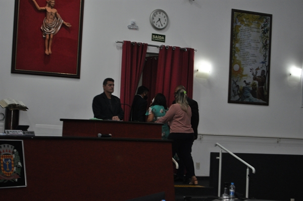 Vereadora Ednalva Azevedo deixou o plenário da Câmara amparada por colegas da Casa após uma discussão acalorada com um munícipe (Foto: A Cidade)