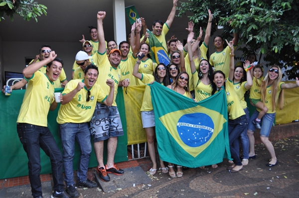 Jovens se reúnem em grupos para assistir aos jogos da Seleção Brasileira