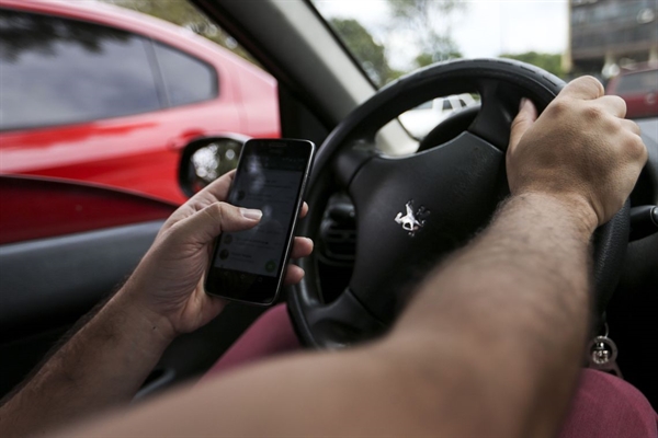 Segundo pesquisa, de cada cinco pessoas, uma afirmou que manuseia o celular no trânsito (Foto: Marcelo Camargo/Agência Brasil)