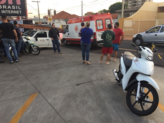 Carro e Biz colidem na rua Pernambuco e jovem fica ferida