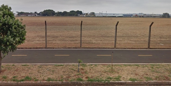 Alambrado do aeroporto de Rio Preto, com a pista ao fundo — Foto: Reprodução/Google