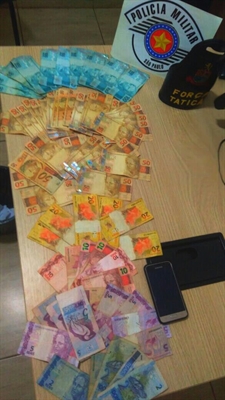 Durante busca pessoal, foi localizada com R.A.M.D., de 31 anos, grande quantidade de dinheiro Foto: Divulgação/Polícia Militar