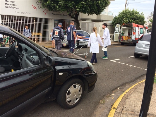 Um acidente de trânsito envolvendo dois carros deixou uma mulher ferida em Votuporanga (Foto: Aline Ruiz/A Cidade)