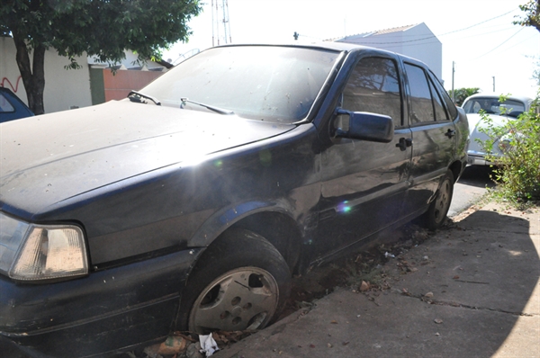 Secretaria pede retirada de veículos abandonados