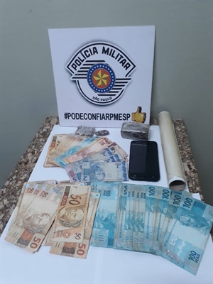 Os policiais militares apreenderam diversas porções de droga, dinheiro e material usado no processo de embalagem da droga    (Foto: Divulgação/PM)