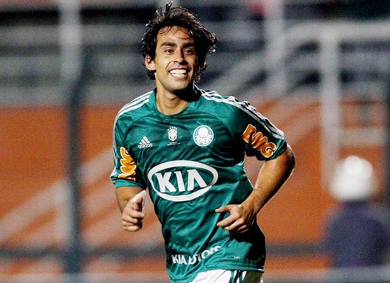 Técnico de time espanhol admite interesse em Valdivia