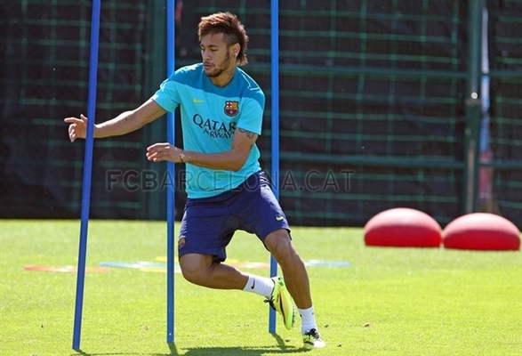 Recuperado, Neymar treina com o grupo pela primeira vez após lesão
