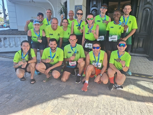 Equipe da Secretaria de Esportes e Lazer/Avoa (Associação Votuporanguense de Atletismo) na corrida em Santos  (Foto: Avoa)