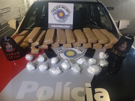 Polícia apreendeu 23 tijolos de maconha e outras 13 porções grandes da droga no banco de trás do carro onde estava um dos integrantes do trio (Foto: Divulgação/Polícia Militar)