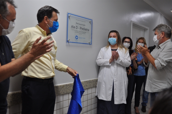 Reinauguração da Ala de Pediatria e inauguração da Sala de Apoio foram marcadas pela emoção; no detalhe, o provedor da Santa Casa, Roberto Biazi  (Fotos: A Cidade)