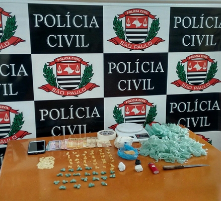 Com ele, os policiais encontraram centenas de pedras de crack, além de maconha, dinheiro e materiais para embalagem de drogas (Foto: Divulgação/Polícia Civil)