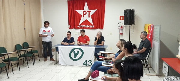 Guilherme Berarano, presidente do PT local, Bruno Arena e João Alfredo, o popular Fefeu, durante indicação do PV (Foto: A Cidade)