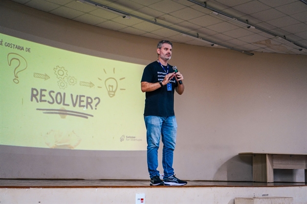 A palestra foi conduzida pelo consultor de negócios do Sebrae-SP Guilherme Lui, que abordou temas como o perfil empreendedor (Foto: Guilherme Ueda/IFSP Votuporanga)