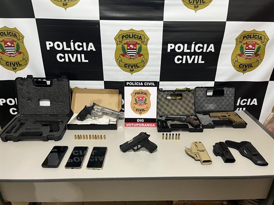 O homem, que já respondia em regime aberto pelos crimes de roubo, posse e porte de arma de fogo foi preso com várias armas (Foto: Divulgação)