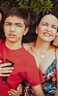Ludmila Gomes Maia Santis e seu filho Octávio Gomes Maia Santis, de 18 anos, diagnosticado com autismo nível 3 de suporte (Foto: Arquivo pessoal)