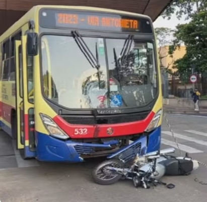 Quatro pessoas ficaram feridas, uma delas em estado grave, após uma colisão entre uma motocicleta e um ônibus (Foto: Reprodução/Região Noroeste)