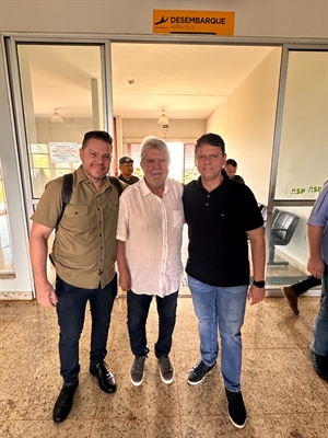 Ao lado de Jorge Seba e Danilo Campetti, o governador Tarcísio de Freitas anunciou que os R$ 15 milhões já estão na conta (Foto: Prefeitura de Votuporanga)