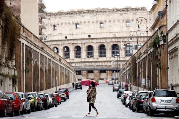Pedestre com máscara na frente do Coliseo, em Roma, na Itália (Foto: Yara Nardi/Reuters)