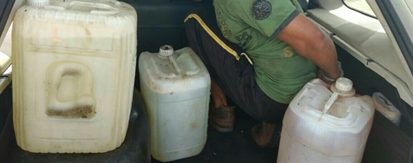 O acusado foi flagrado por policiais militares enquanto furtava óleo diesel de uma composição na linha férrea da cidade   (Foto: Ilustrativa / Votuporanga Tudo)