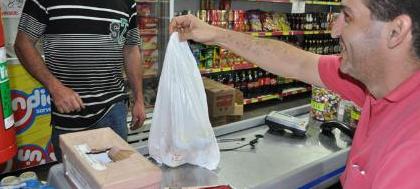 Mercados mantêm distribuição de sacolas