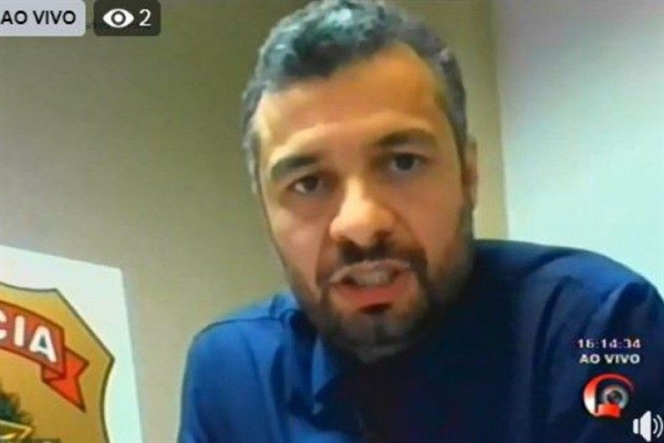 Delegado-chefe Cristiano Pádua durante entrevista à TV Câmara: 'investigações estão andamento' (Foto: Reprodução/TV Câmara)