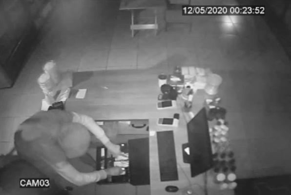 Homem encapuzado invade açougue e furta caixa (Foto: Circuito Interno de Câmeras)