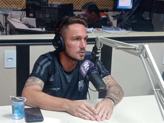 O meia Bady participou ontem do programa Bola em Jogo, da rádio Cidade FM 94,7 (Foto: A Cidade)