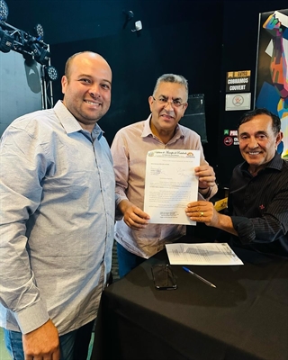 Vereador Maike Sperandio, deputado Gilmaci Santos e o prefeito Sisínio Leão (Foto: Prefeitura de Pontalinda)