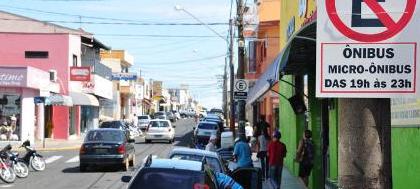 Proibido estacionar ônibus e caminhões em trecho
