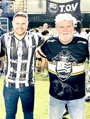  Ao lado do prefeito Jorge Seba, o suplente de deputado, Danilo Campetti, acompanhou a vitória da Votuporanguense que lhe garantiu o título de campeã da Série A3. Teve saia justa nos bastidores(Foto: Redes sociais )