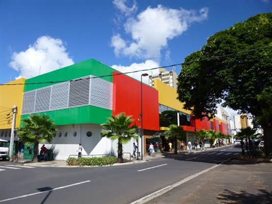 A rede Amigão Supermercados assumirá duas unidades do Santa Cruz; uma delas fica em frente à Catedral (foto) (Foto: Divulgação)