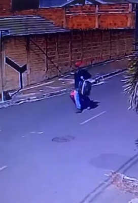 Imagens de câmeras de segurança de vizinhos registraram o momento em que o suspeito, deixa o imóvel carregando malas (Foto: Arquivo pessoal)